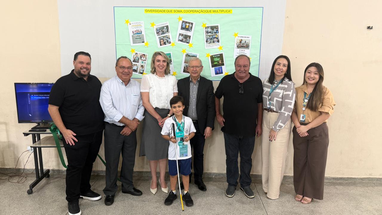 Sicoob Paulista premia escola pública de Garça com lousa digital após vitória de aluno em concurso nacional do Instituto Sicoob